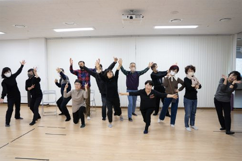 인생학교 졸업생들이 참여한 연극으로 소통역량 기르기(서울 50플러스 남
부 캠퍼스, 2022년)