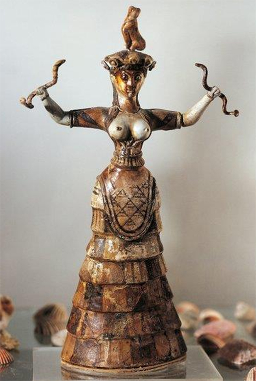 고대 크레타의 뱀 여신상은 원시적 대지모신의 전형을 보여준다.